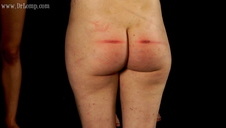 blada kobieta ma wytatuowane ciałko