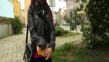 z blondi w trójkącie na pomarańczowej kanapie