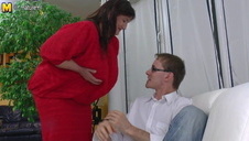 mamuśki robi ręką do buta