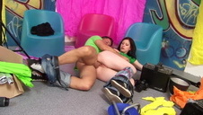 delektuje się jej ślicznym ciałem