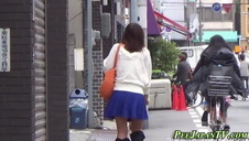 cycata laska w białej bieliźnie pieści się wibratorem