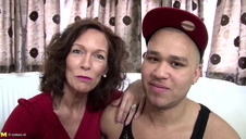 blond laseczka ujeżdża czekoladowego kutasa