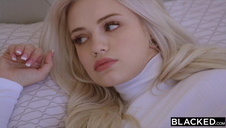 zawiózł ją do biura i wydymał