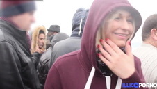 mała blondyneczka na siłowni