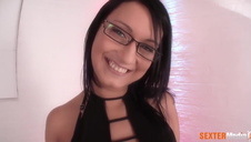 bruneta pokazuje zabawkę