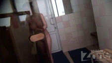 na różowym prześcieradle