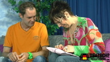 blondi uwielbia pieścić szparkę dwoma paluszkami