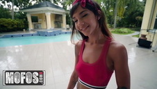 jebie azjatkę w warkoczach na pieskach