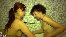 sunia w pończochach wypina się jak napalona sztuka