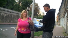 laska wygina się na fotelu