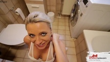 modelka w lateksowym wdzianku