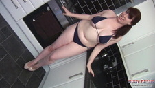 piękna laseczka ujeżdża kolesia na fotelu