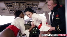 naturalnie cycata azjatka z pałką w buzi