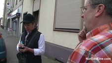 seksik z osiemnastolatką na żółtej kanapie