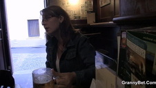 młoda japońska laseczka się obnaża