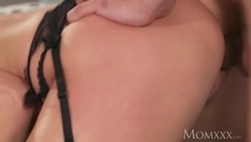 tatuś napala się na swoją córkę w ładnej bieliźnie