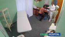 długowłosy chłop elegancko ją masuje