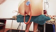 uśmiechnięta młoda blondi chce zabawić się z kutasem