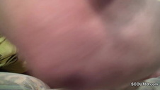 krągła mama lize długie dildo