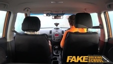 genialnie bawi się z jej wielkim cyckami