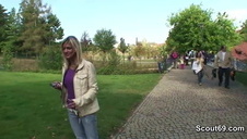 barbie rozkłąda przed nim swe nóżki