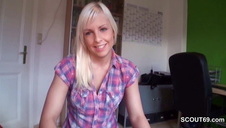 długowłosy wali ją w ogrodzie