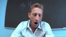 laseczka masturbuje się po szkole