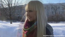 brunetka na białej pościeli