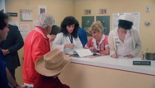 młoda dziewczyna ciągnie starą pałe