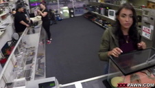 czarnowłosa laska ujeżdża wielką pałę