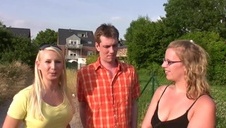 młoda azjatka dosiada jego małej pałki