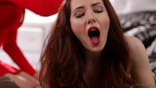 cycata blondynka i jej zabawka