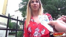 sexowna blondynka z cygarem