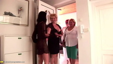 pociera cipkę kiedy ją jebią w dupę