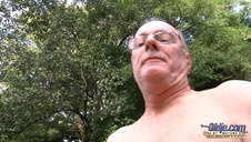 wskoczył jej do łóżka