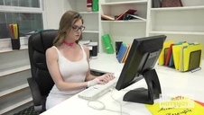 nastolatka zabawia się ze starszą sąsiadką