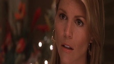 anioł pozuje na nadmorskiej plaży