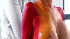 opalona blondi leży na plecach i jest dymana