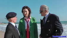 gorąca dojrzała mama sprawia ustne przyjemności młodszemu kolesiowi