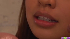 bawi się jej wielkimi balonami