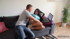 zajmuje się suczką w barze