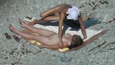 stary ślini się na młodą suczkę