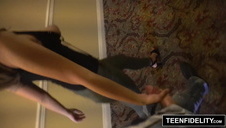 jenifer masuje sobie piczkę paluszkami