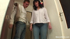 brunetka na świeżym powietrzu jest rżnięta w trójkącie