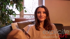 w salonie z rozpaloną babeczką