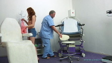 osiemnastka robi striptease