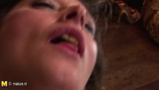 zawinięta w folie i zapakowana grubymi chujami