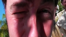 ogromne zabawki w dziurach brunetki