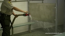 wkłada palce w jej kakaowe oczko