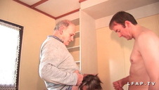 dziewczynki malują swoje nagie ciałka